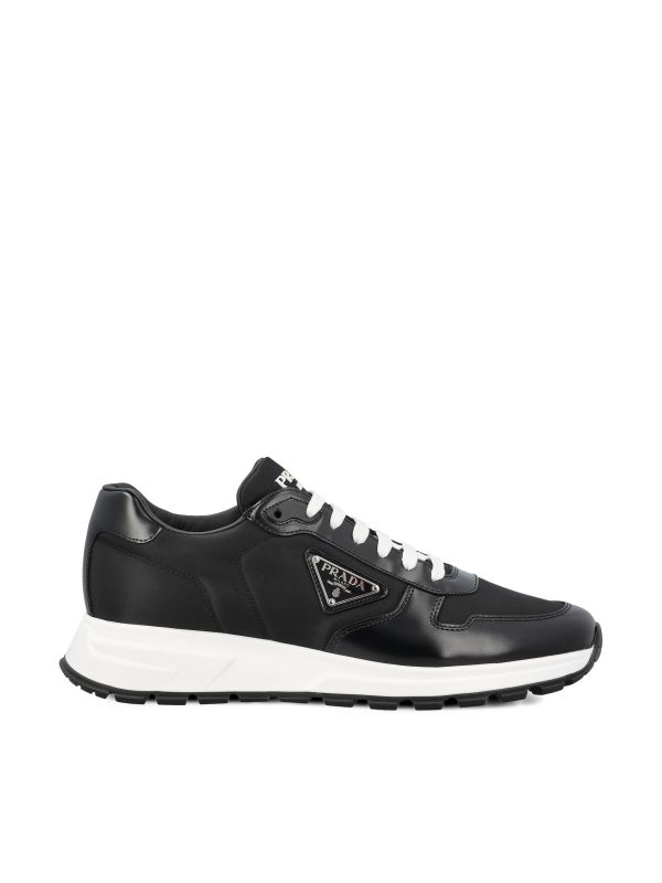 Sneakers realizzate in re-nylon e pelle.