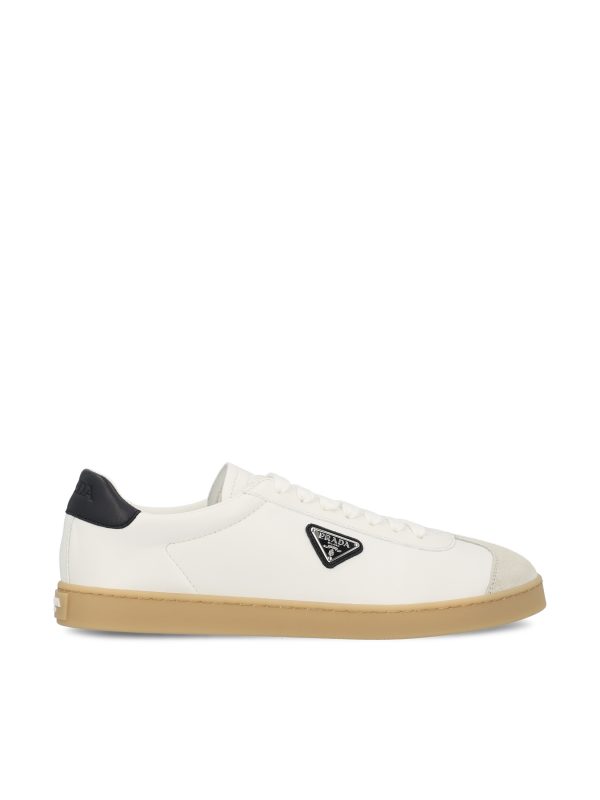 Sneakers realizzate in pelle