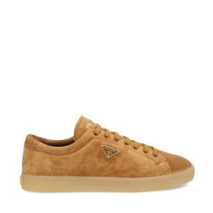 Sneakers realizzate in pelle di vitello scamosciato.