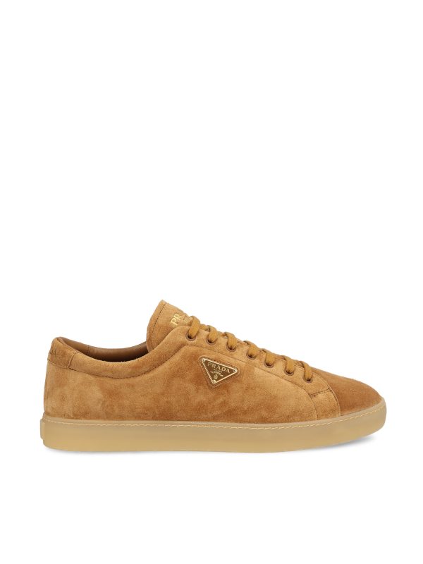 Sneakers realizzate in pelle di vitello scamosciato.