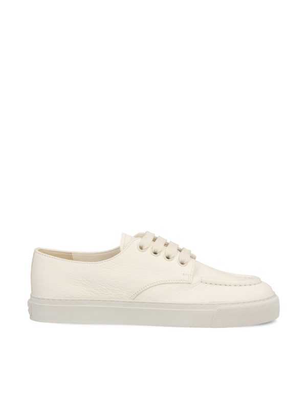 Sneakers realizzate in pelle