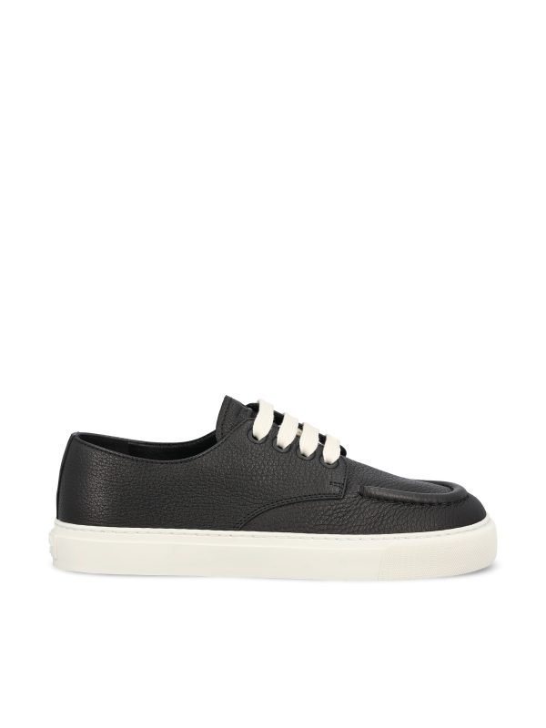 Sneakers realizzate in pelle