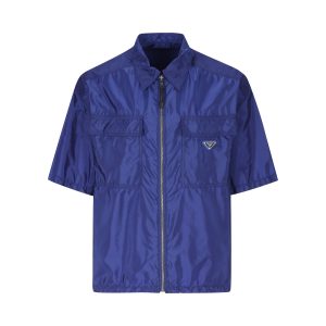 Camicia realizzata in poliammide riciclata.