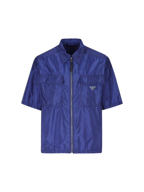 Camicia realizzata in poliammide riciclata.