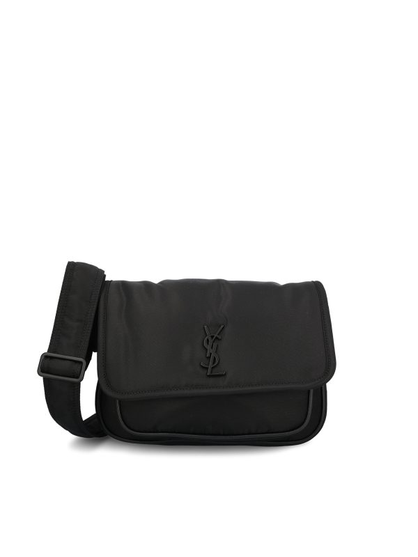 Borsa realizzata in poliammide ed ottone.