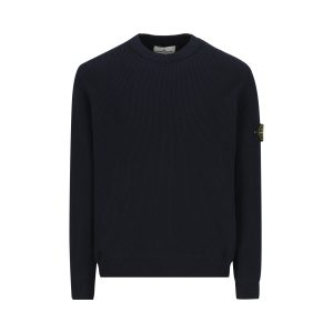 Maglione girocollo a costine e motivo a impunture.