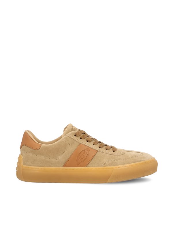 Sneakers realizzate in pelle scamosciata.