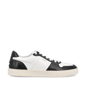 Sneakers con inserti realizzate in pelle.