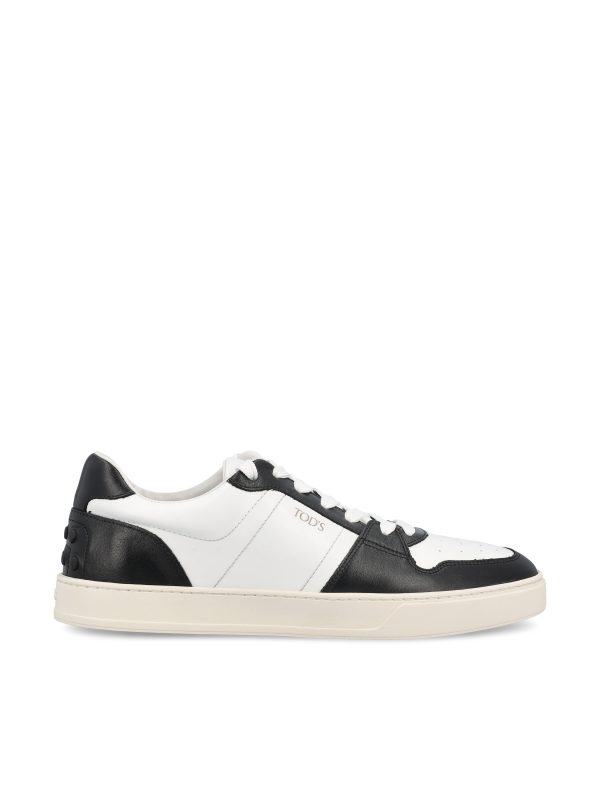 Sneakers con inserti realizzate in pelle.