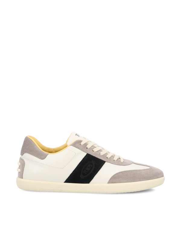 Sneakers realizzate in pelle di vitello.