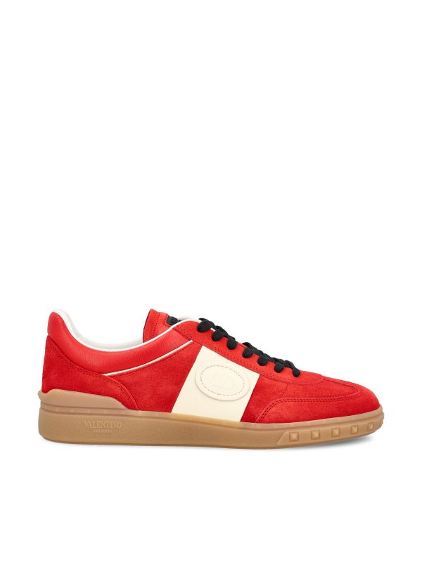 Sneakers realizzate in crosta e pelle di vitello.
