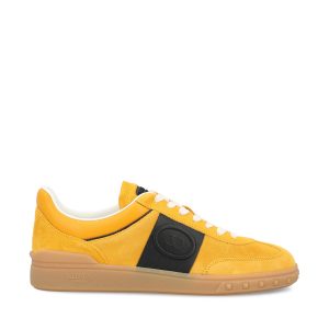 Sneakers realizzate in crosta e pelle di vitello.