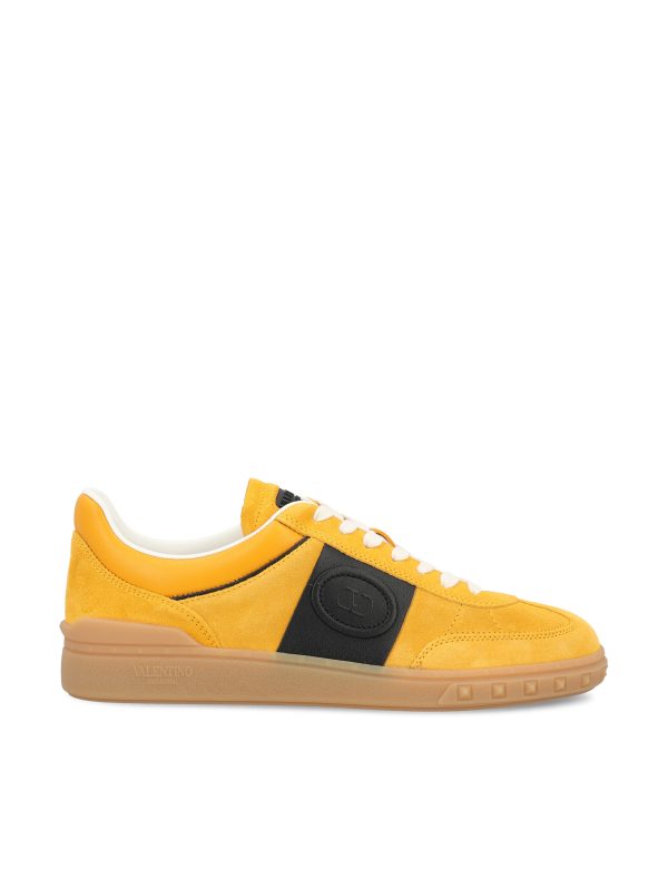 Sneakers realizzate in crosta e pelle di vitello.