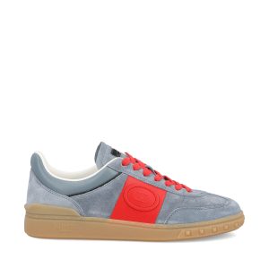 Sneakers realizzate in crosta e pelle di vitello.