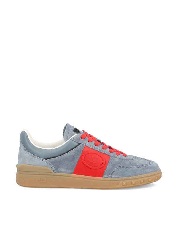 Sneakers realizzate in crosta e pelle di vitello.