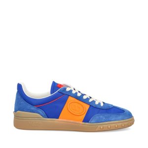Sneakers realizzate in crosta e nylon.