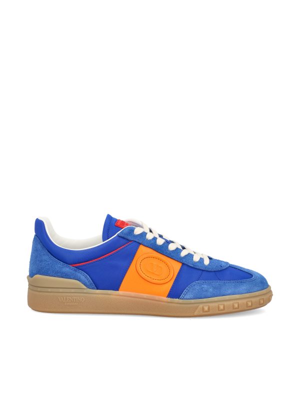 Sneakers realizzate in crosta e nylon.
