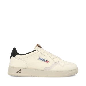 Sneakers realizzate in pelle.