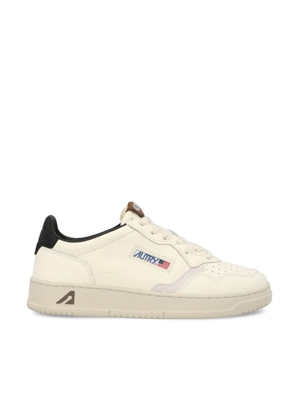 Sneakers realizzate in pelle.