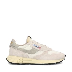 Sneakers realizzate in pelle.