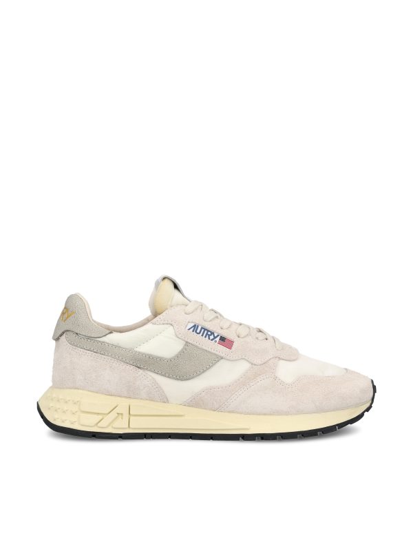 Sneakers realizzate in pelle.