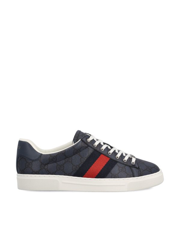 Sneakers realizzate in pelle.