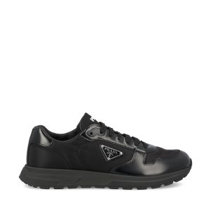 Sneakers realizzate in re-nylon.