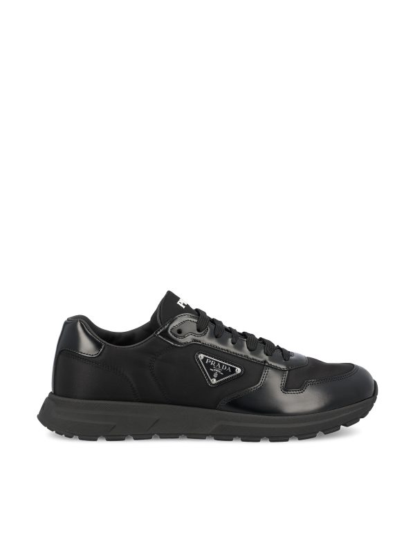 Sneakers realizzate in re-nylon.