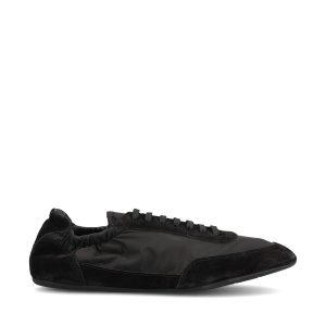 Sneakers realizzate in re-nylon e pelle.