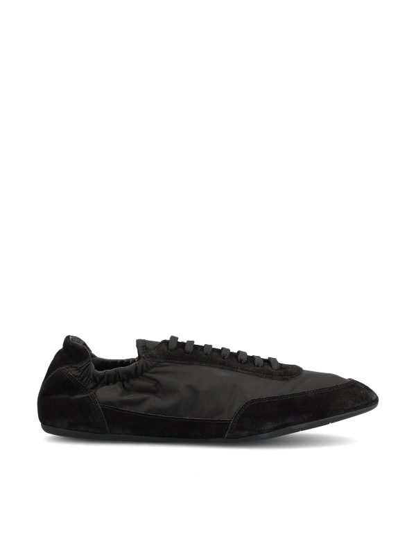 Sneakers realizzate in re-nylon e pelle.
